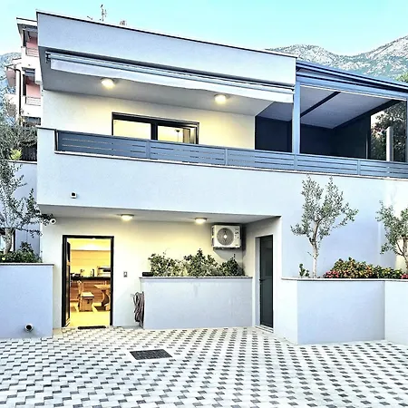 Holiday home Vucko With Jacuzzi Makarska