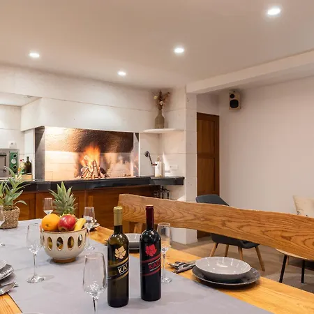 Nyaraló Vucko With Jacuzzi *