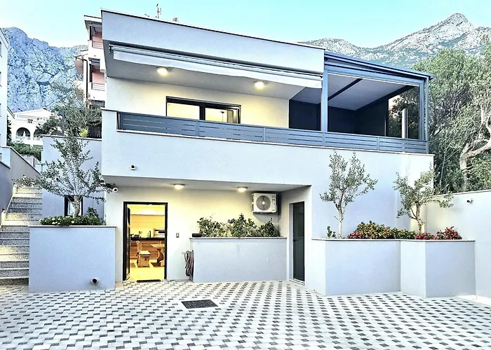 Holiday home Vucko With Jacuzzi Makarska