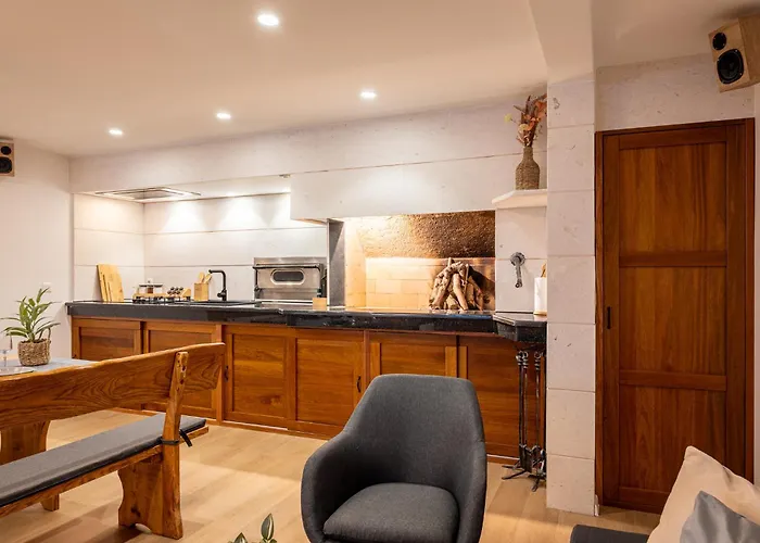 Vucko With Jacuzzi Holiday home