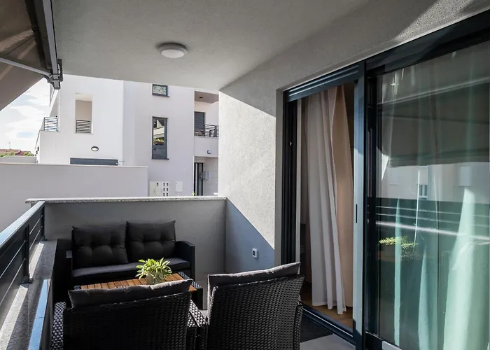 Vucko With Jacuzzi Holiday home Makarska