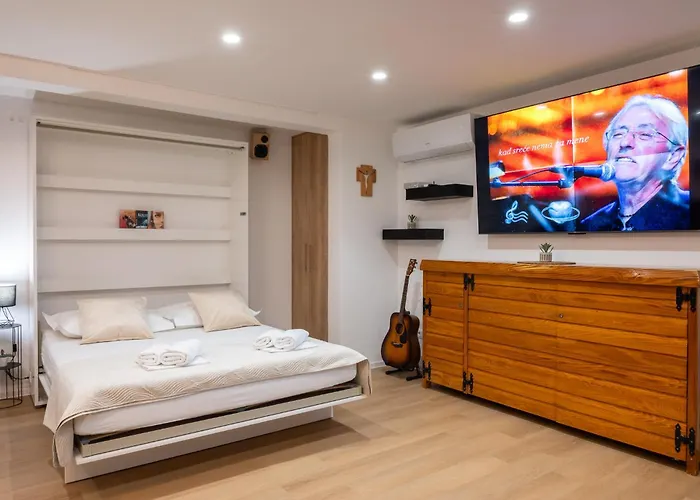 Vucko With Jacuzzi Holiday home Makarska